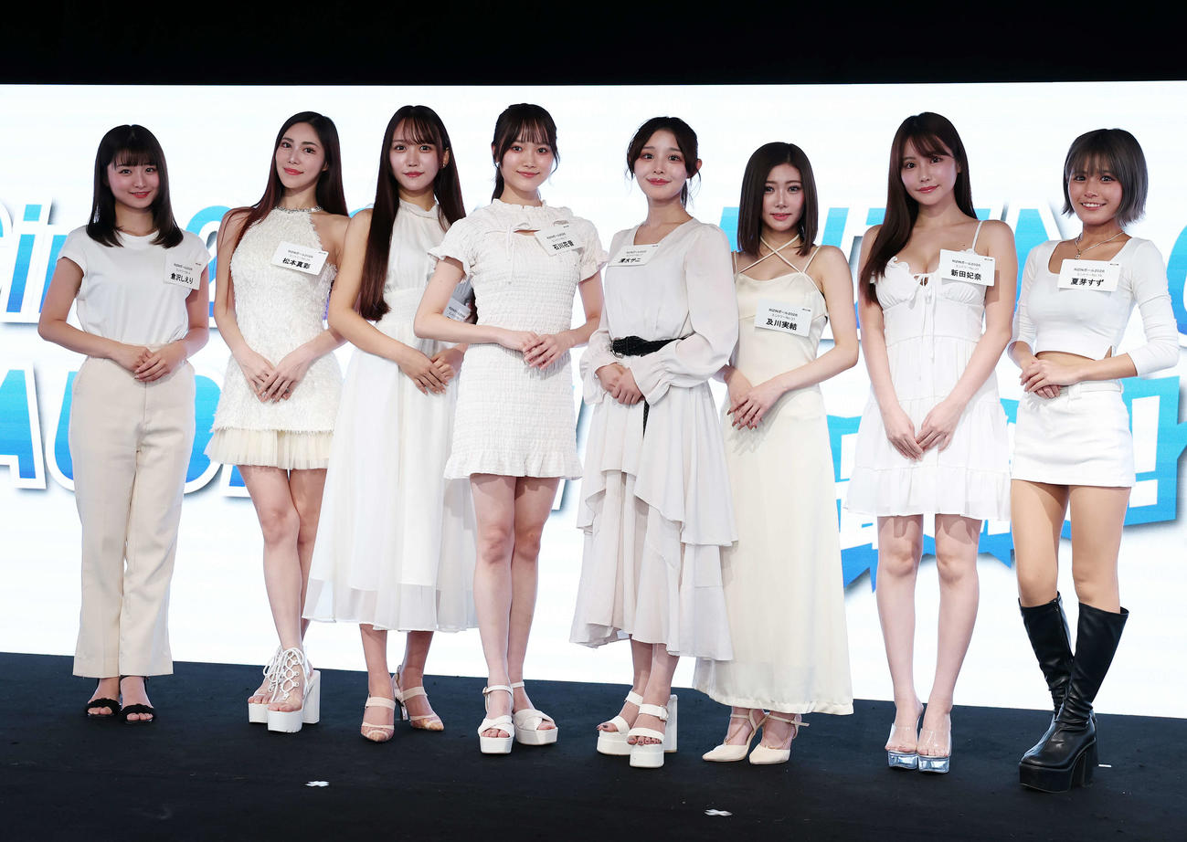 RIZINガールズ2026に選出された、左から倉沢しえり、松本真彩、橘和奈、石川花音、清水サニ、及川実結、新田妃奈、夏芽すず（撮影・鈴木正人）