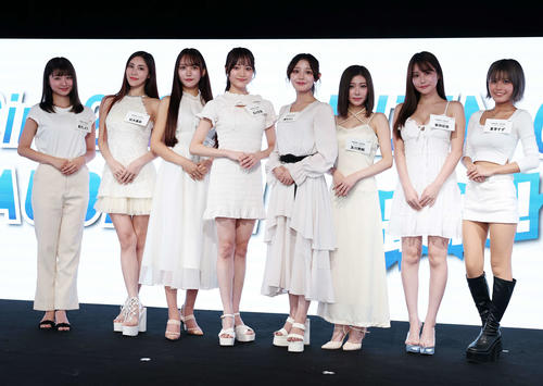 RIZINガールズ2026に選出された、左から倉沢しえり、松本真彩、橘和奈、石川花音、清水サニ、及川実結、新田妃奈、夏芽すず（撮影・鈴木正人）