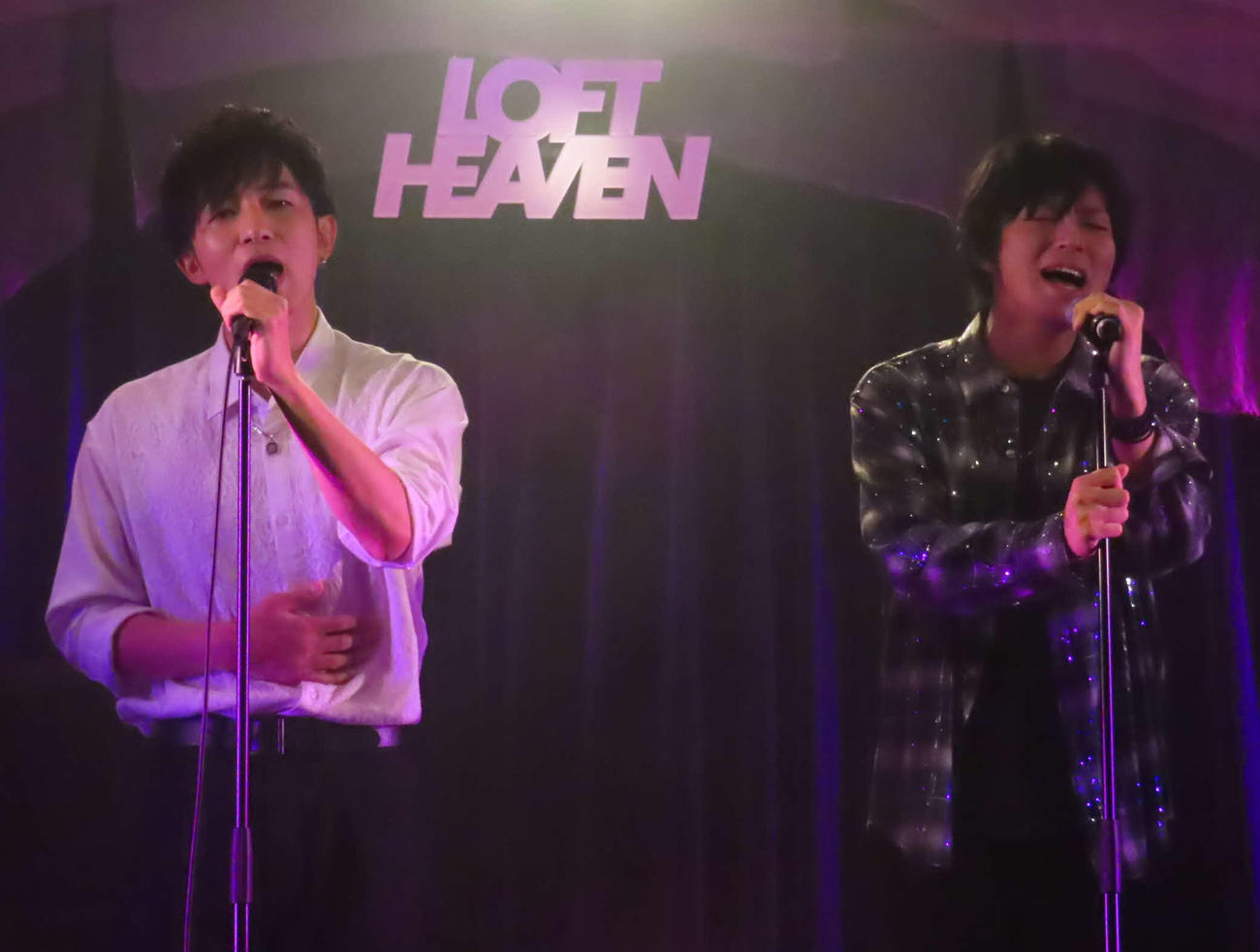 「優幸条約vol．4」で歌唱する松山優太（左）と岡本幸太