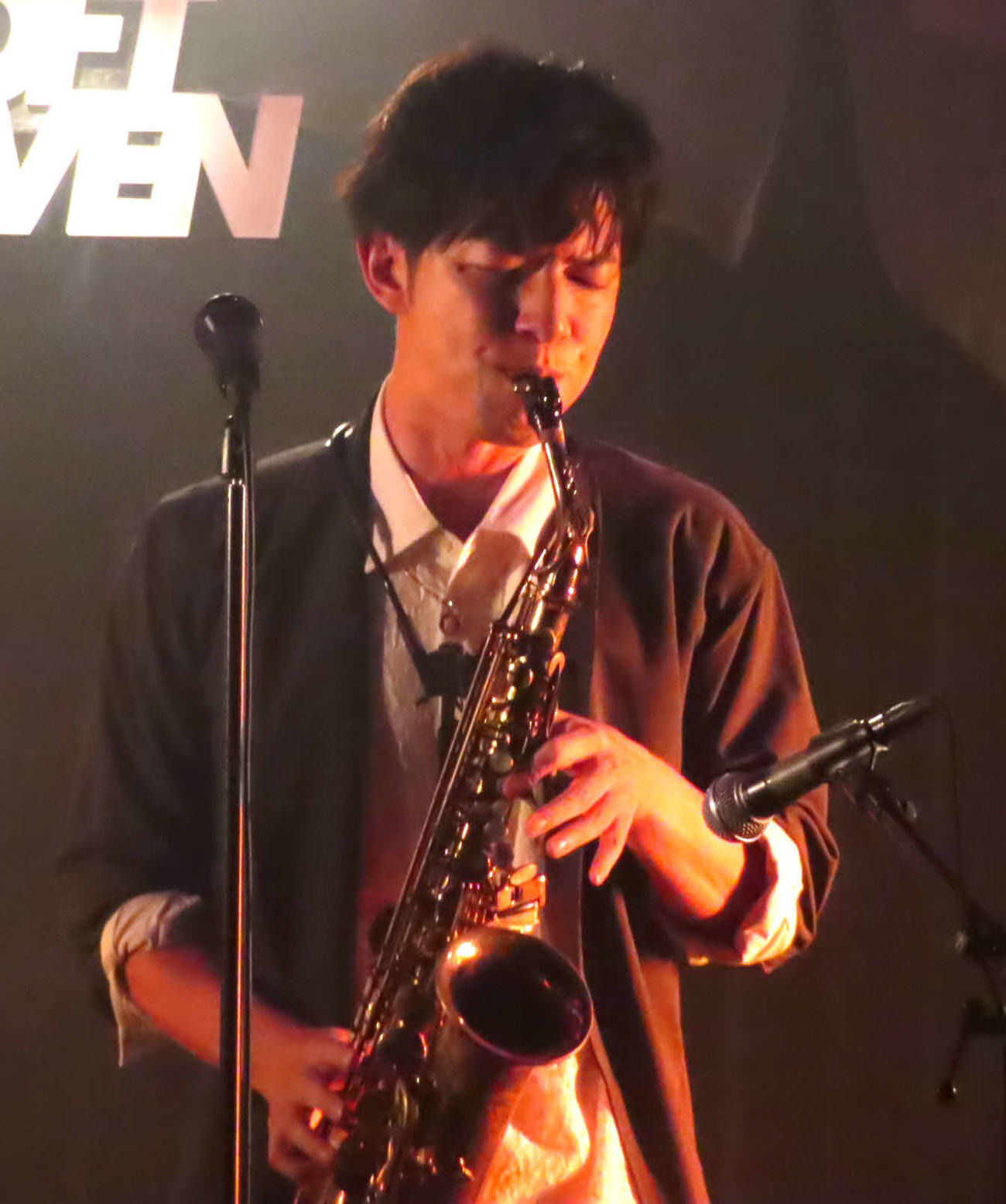 「優幸条約vol．4」でサックスを演奏する松山優太
