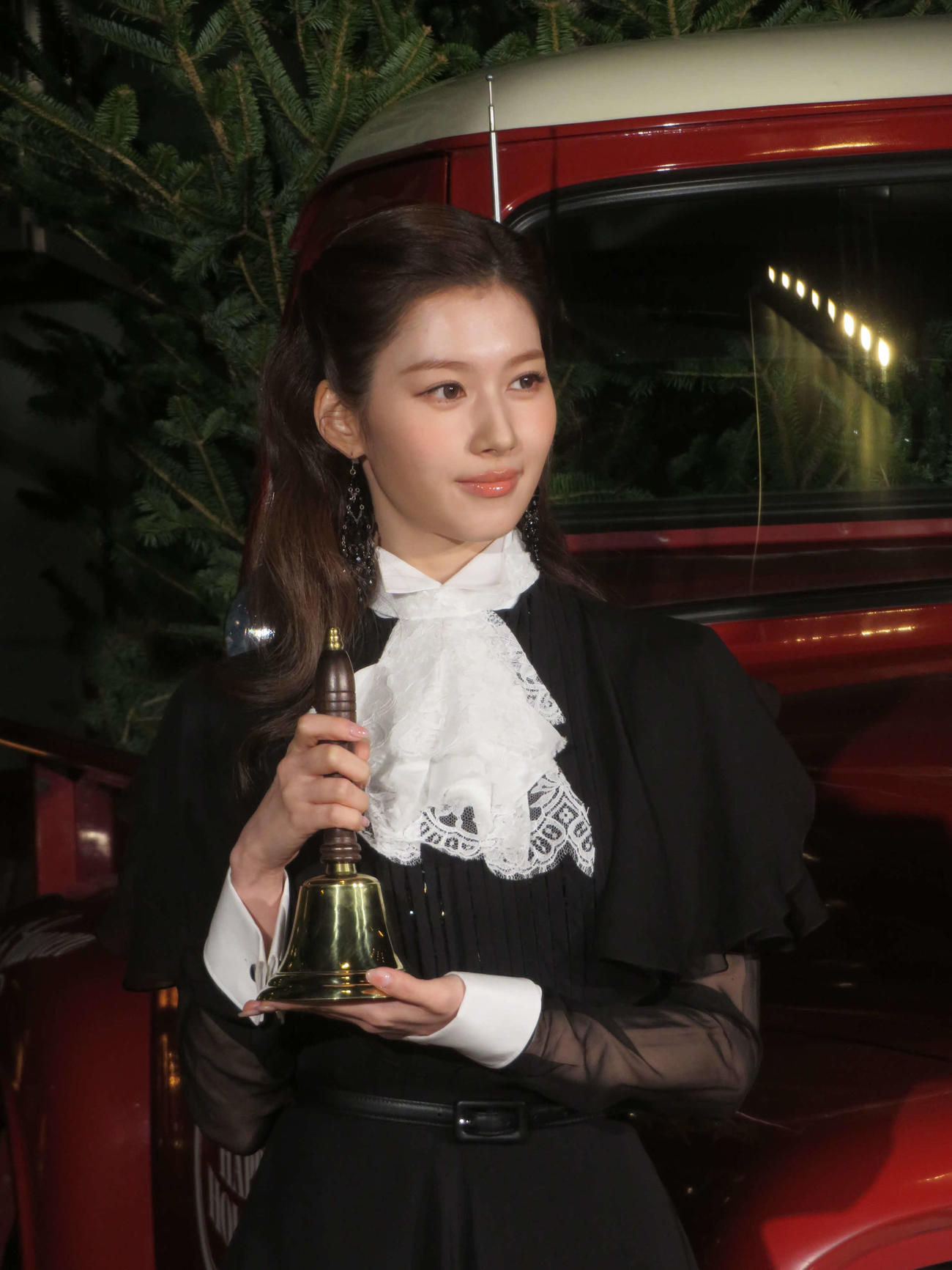 「ラルフ　ローレン　東京ミッドタウン　ツリー点灯式」に出席したTWICEのSANA（撮影・川田和博）