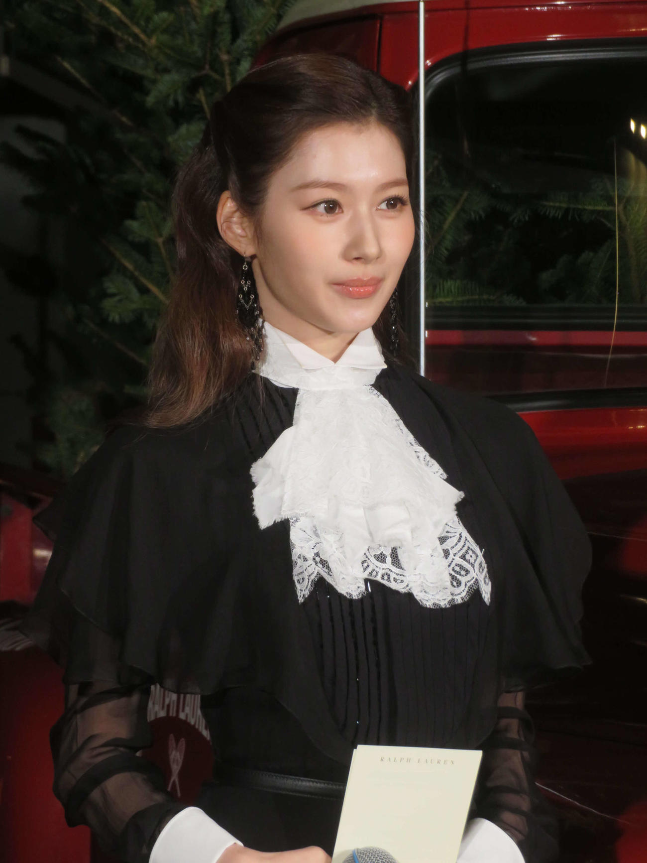 「ラルフ　ローレン　東京ミッドタウン　ツリー点灯式」に出席したTWICEのSANA（撮影・川田和博）