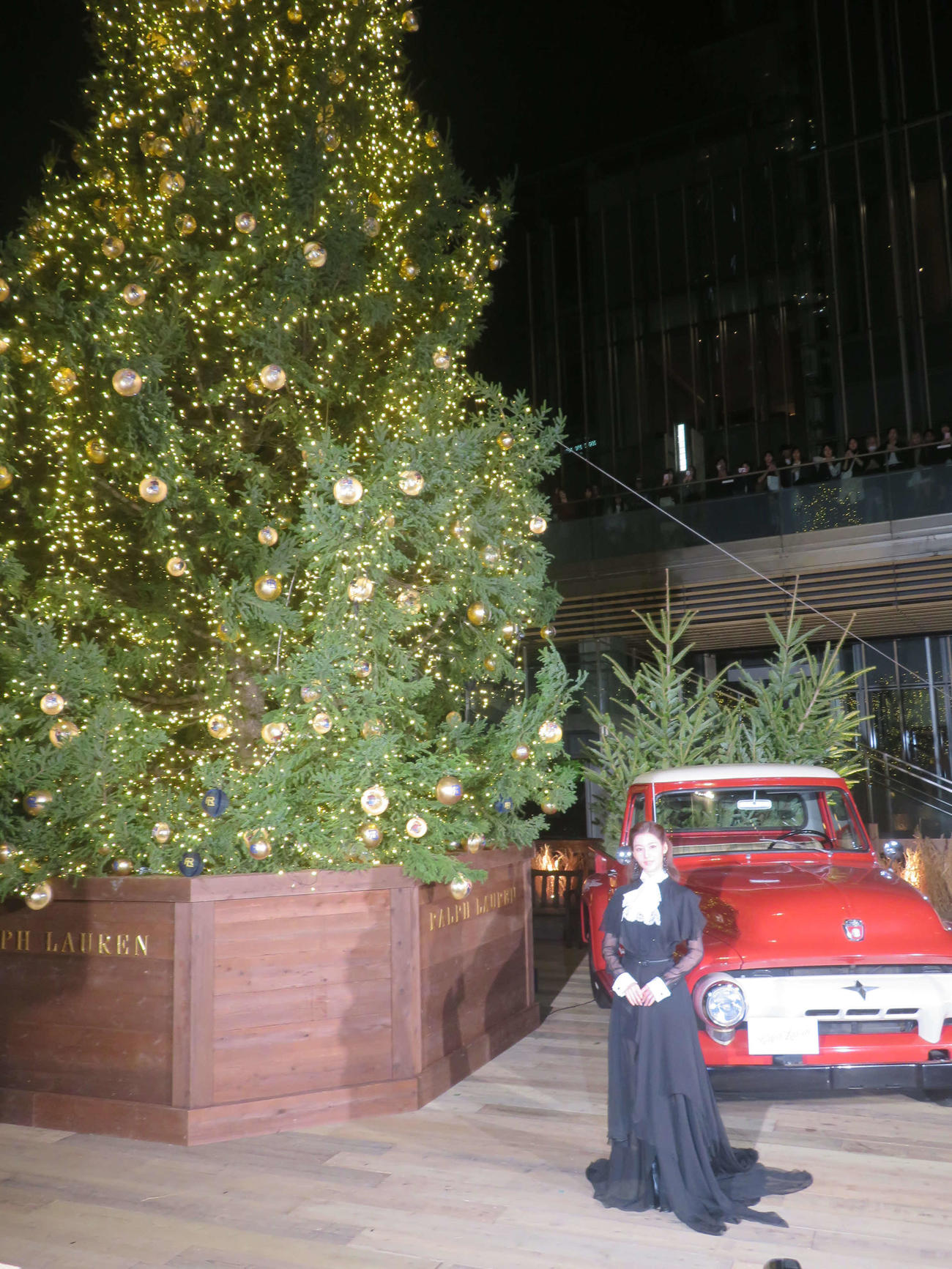 「ラルフ　ローレン　東京ミッドタウン　ツリー点灯式」に出席したTWICEのSANA（撮影・川田和博）