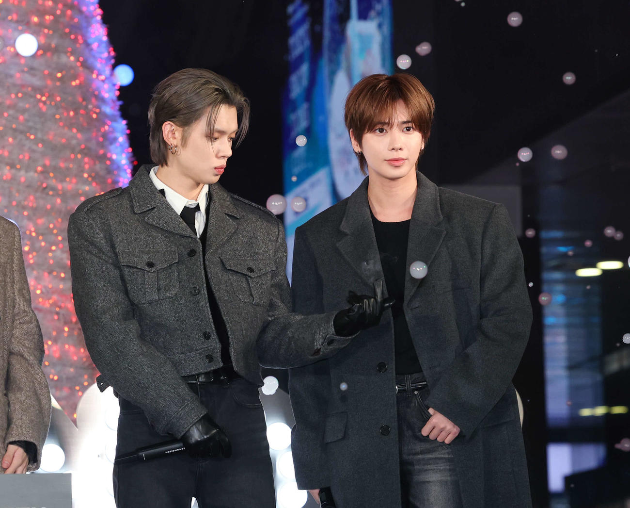 イルミネーションが点灯しシャボン玉を割るYEONJUN（左）ときめるTAEHYUN（撮影・増田悦実）