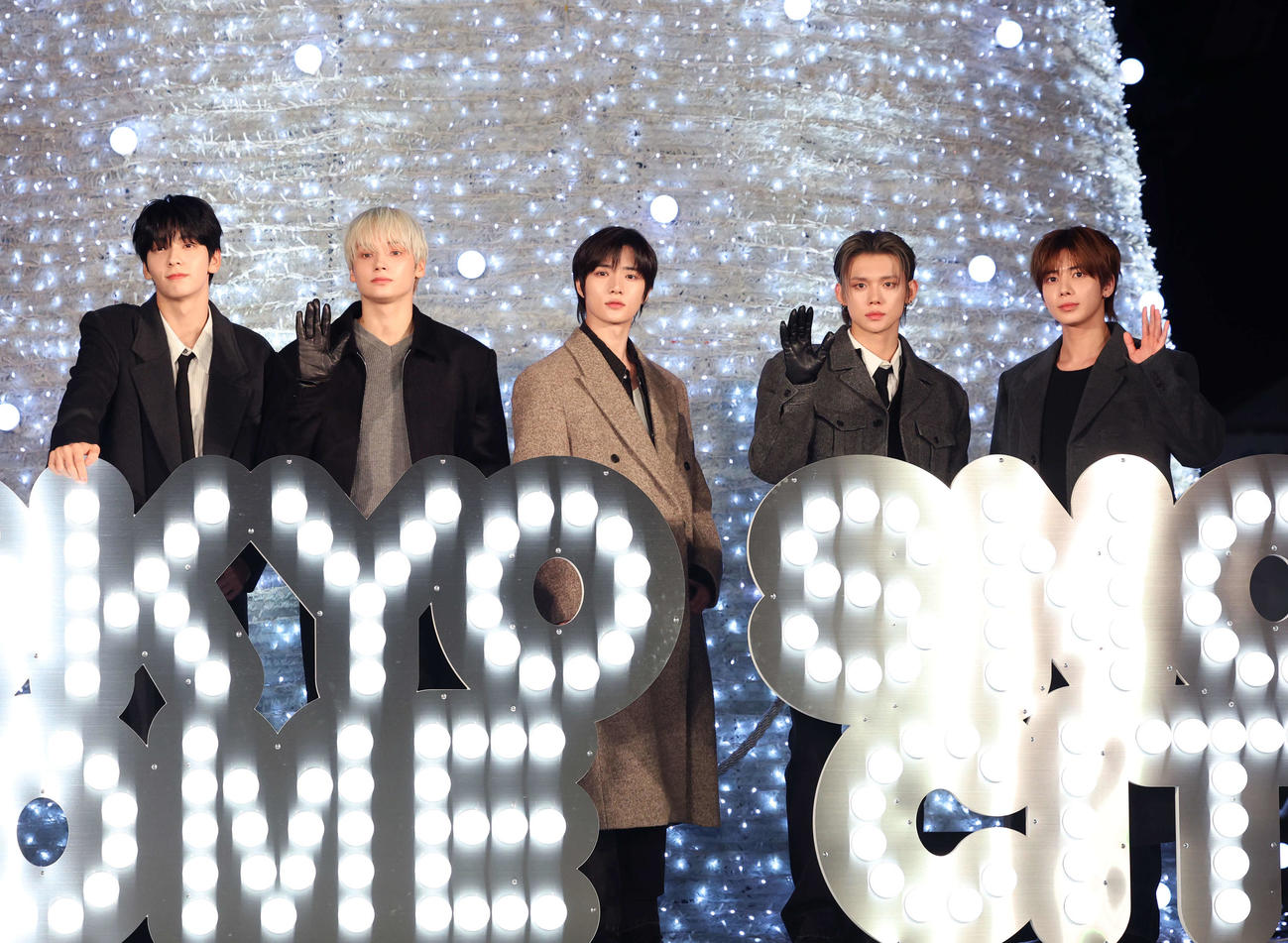 点灯式に登場したTOMORROW X TOGETHER。左からSOOBIN、HUENINGKAI、BEOMGYU、YEONJUN、TAEHYUN（撮影・増田悦実）