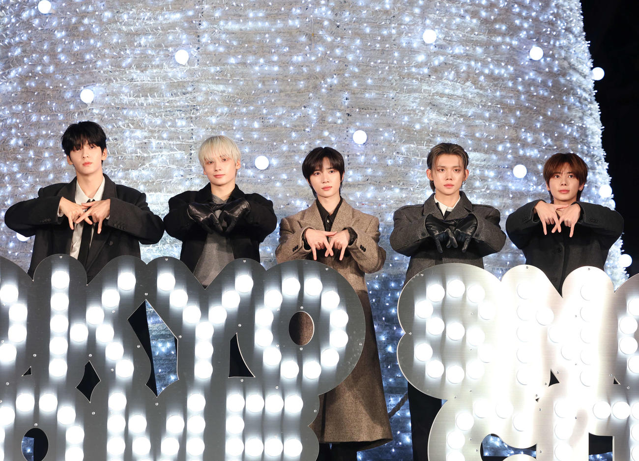点灯式に登場したTOMORROW X TOGETHER。左からSOOBIN、HUENINGKAI、BEOMGYU、YEONJUN、TAEHYUN（撮影・増田悦実）