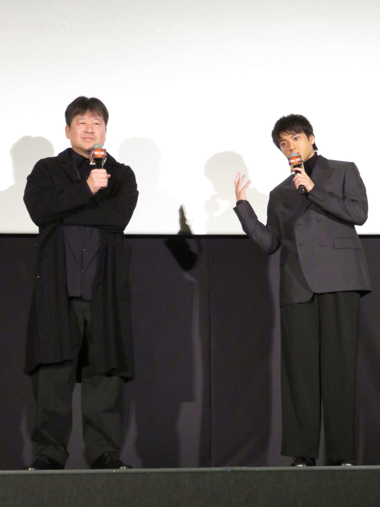 映画「爆弾」大ヒット御礼舞台あいさつに登壇した佐藤二朗（左）と山田裕貴（撮影・村上幸将）