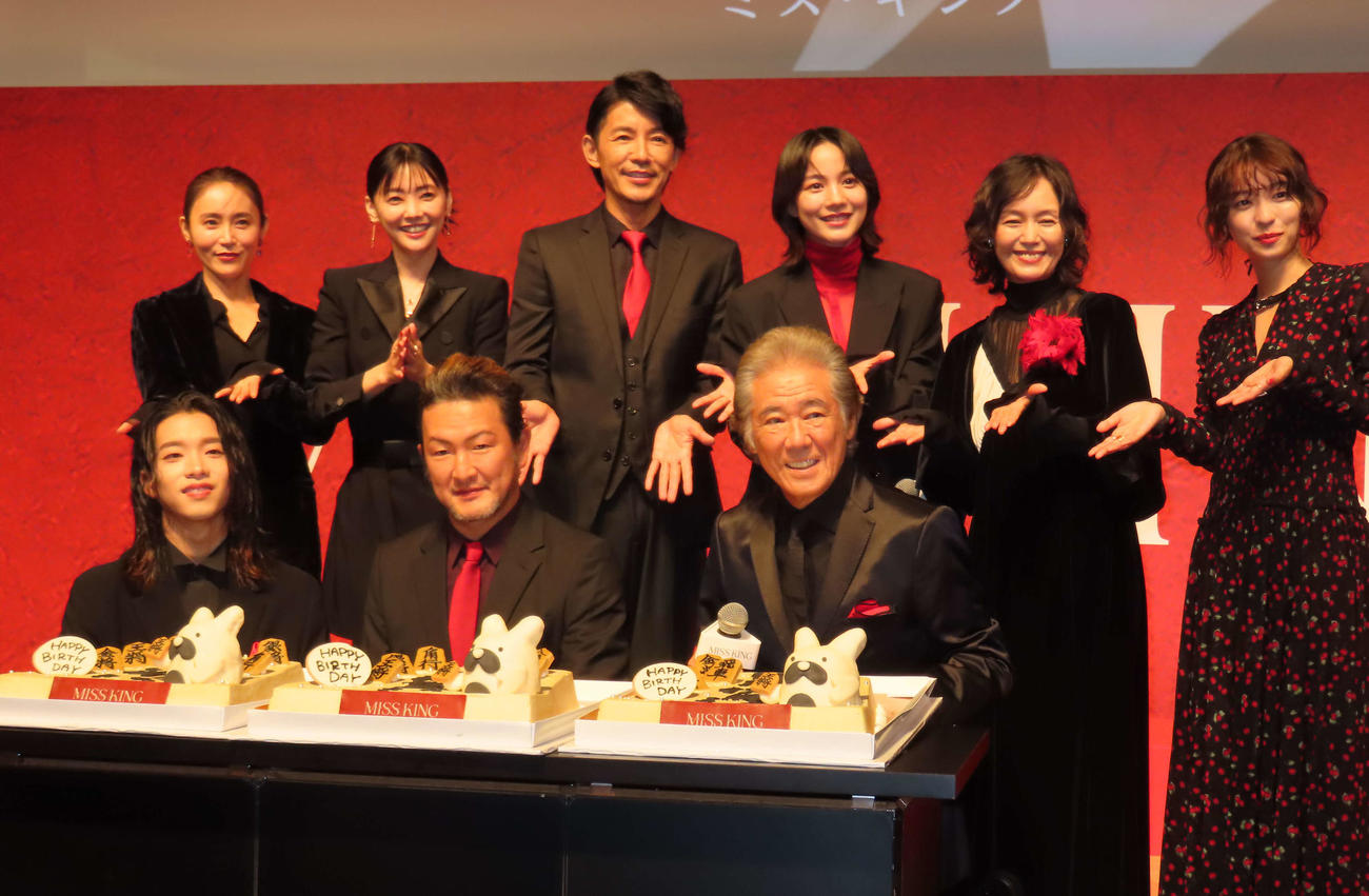 ABEMAオリジナルドラマ「MISS KING／ミス・キング」のイベントで、誕生日をを祝福される、前列左から森愁斗、中村獅童、西岡徳馬。後列左から山口紗弥加、倉科カナ、藤木直人、のん、奥貫薫、鳴海唯（2025年9月撮影）