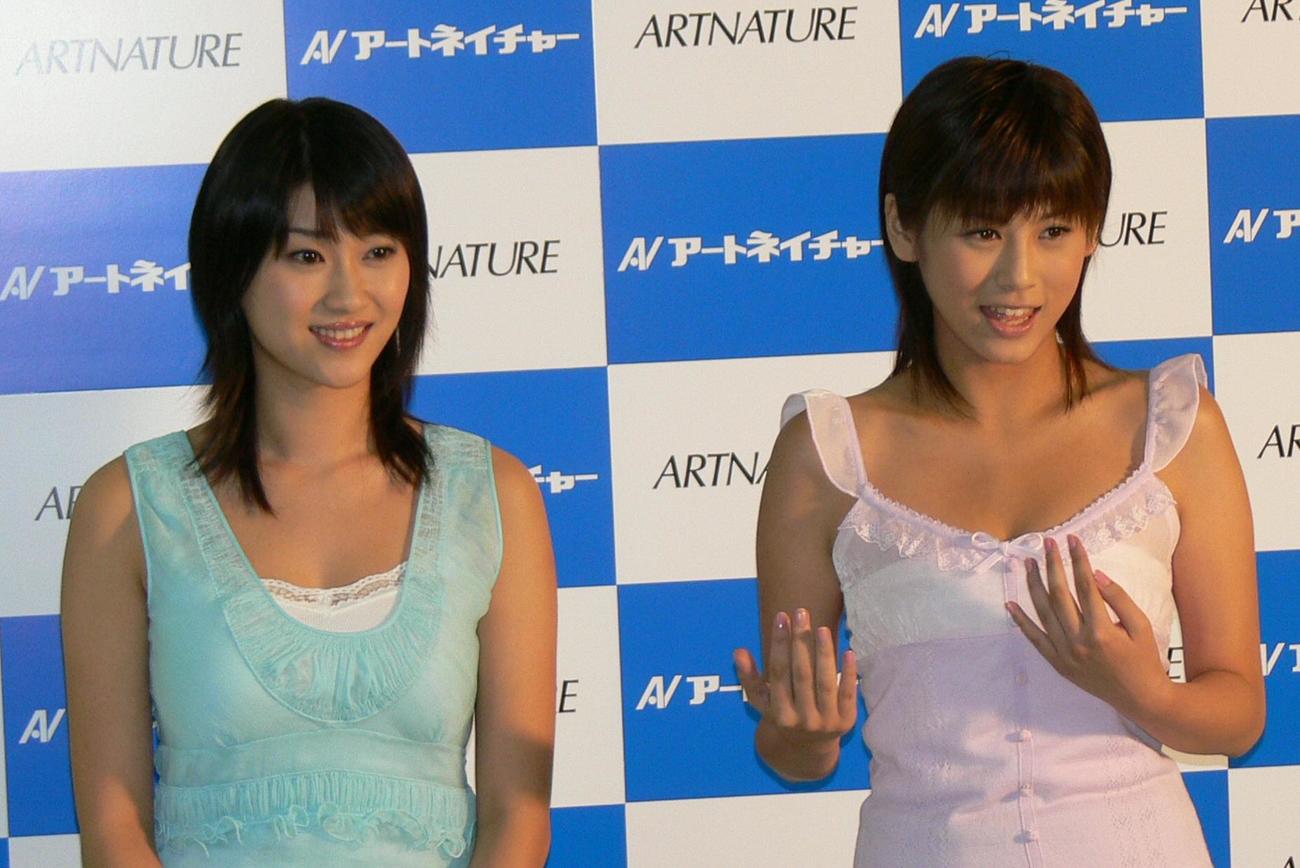 アートネイチャー会見　ナビゲーターに就任した原幹恵（左）と小阪由佳（2006年9月撮影）