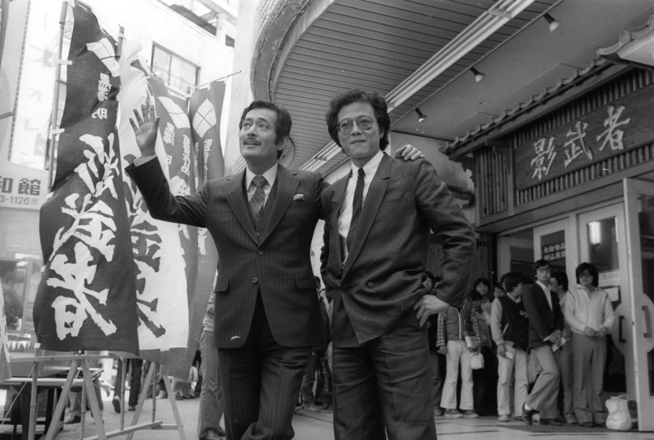 80年4月、映画「影武者」が一般公開され、劇場前に長蛇の列ができて顔もほころぶ根津甚八さん（右）。左は仲代達矢さん