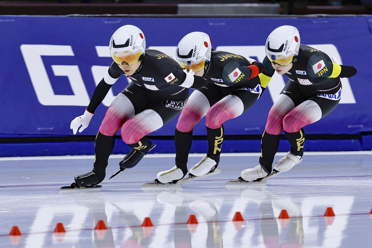女子団体追い抜き　滑走する（左から）高木美帆、堀川桃香、佐藤綾乃＝16日、ソルトレークシティー（共同）