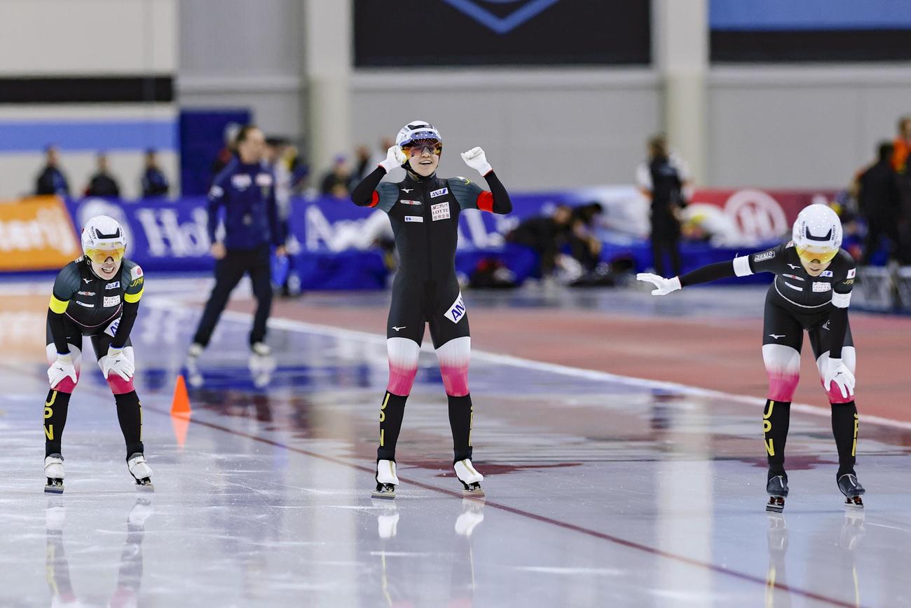 女子団体追い抜きで優勝した（左から）佐藤綾乃、野明花菜、高木美帆＝16日、ソルトレークシティー（共同）