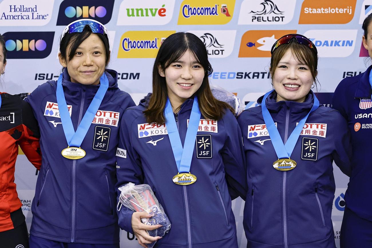女子団体追い抜きで優勝した（左から）高木美帆、野明花菜、佐藤綾乃＝16日、ソルトレークシティー（共同）