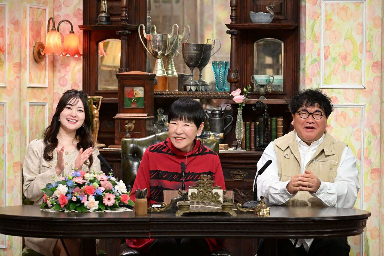 探偵ナイトスクープに「今週の特命局長」として出演する和田アキ子、右は竹山隆範、左は増田紗織・ABCテレビアナウンサー
