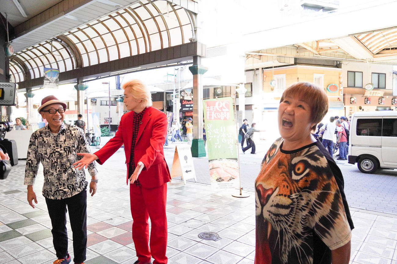 円広志（左）と“新世界”を街ブラするカズレーザー、右は街のおばちゃん