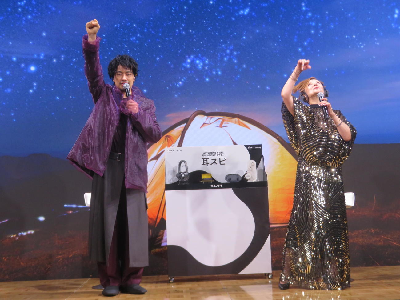 MCのむちゃぶりで“ダンス”を披露する斎藤工（左）と夏木マリ（撮影・川田和博）