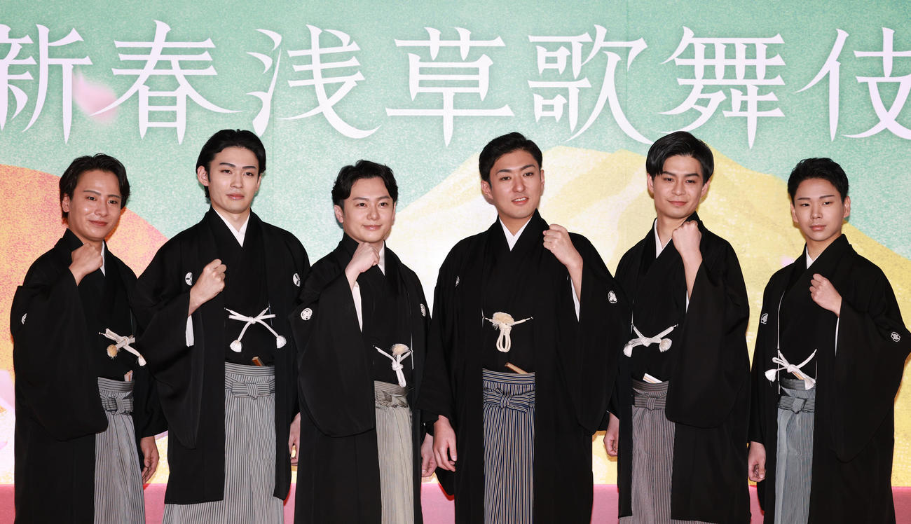「新春浅草歌舞伎」の制作発表会見を行った、左から中村鶴松、市川染五郎、中村莟玉、中村橋之助、市川男寅、尾上左近（撮影・野上伸悟）