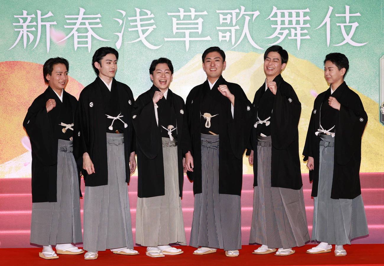 「新春浅草歌舞伎」の制作発表会見を行った、左から中村鶴松、市川染五郎、中村莟玉、中村橋之助、市川男寅、尾上左近（撮影・野上伸悟）