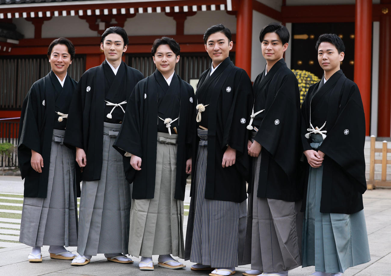 来年1月の「新春浅草歌舞伎」の成功祈願を浅草寺で行った、左から中村鶴松、市川染五郎、中村莟玉、中村橋之助、市川男寅、尾上左近（撮影・野上伸悟）
