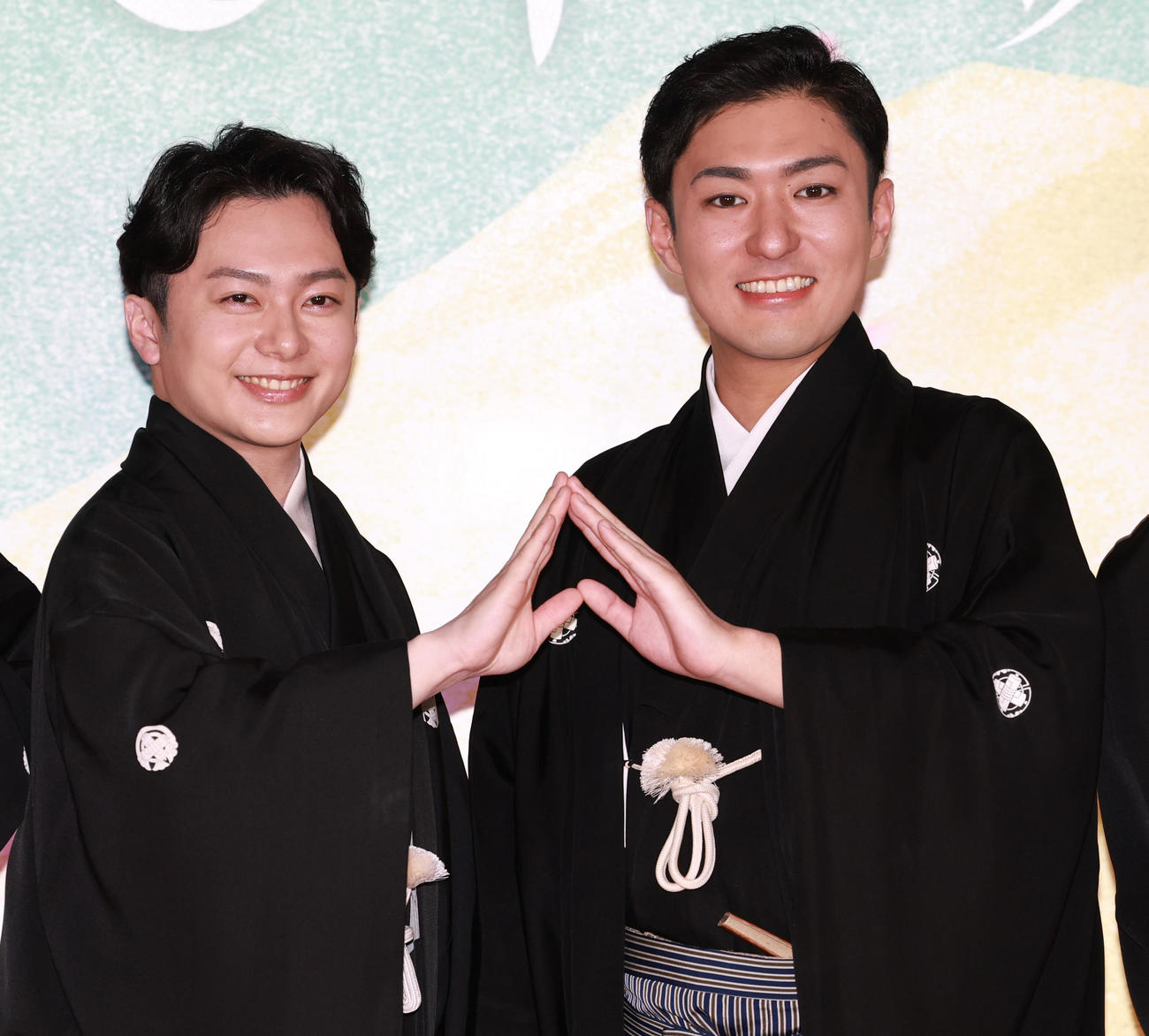 「新春浅草歌舞伎」の制作発表会見で「A」の浅草ポーズをとる、左から中村莟玉、中村橋之助（撮影・野上伸悟）