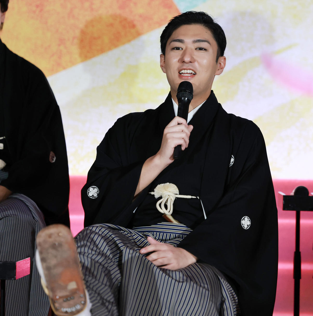 「新春浅草歌舞伎」の制作発表会見で能條愛未と婚約の反響について質問された中村橋之助は、尾上松也から3人おそろいのスニーカーを贈られたことを明かす（撮影・野上伸悟）