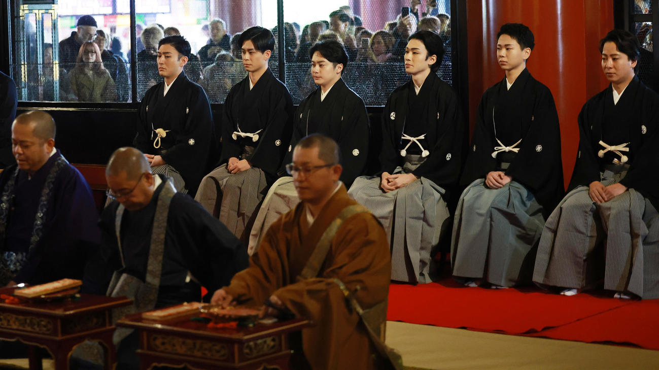 来年1月の「新春浅草歌舞伎」の成功祈願を浅草寺で行った、左から中村橋之助、市川男寅、中村莟玉、市川染五郎、尾上左近、中村鶴松（撮影・野上伸悟）