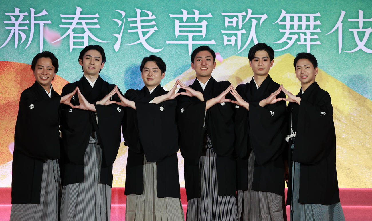 「新春浅草歌舞伎」の制作発表会見で「A」の浅草ポーズで記念写真に納まる、左から中村鶴松、市川染五郎、中村莟玉、中村橋之助、市川男寅、尾上左近（撮影・野上伸悟）