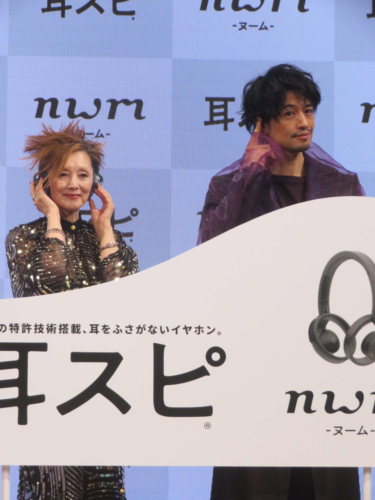 nwm「耳スピ」新CM＆新色発表会に出席した夏木マリ（左）と斎藤工（撮影・川田和博）