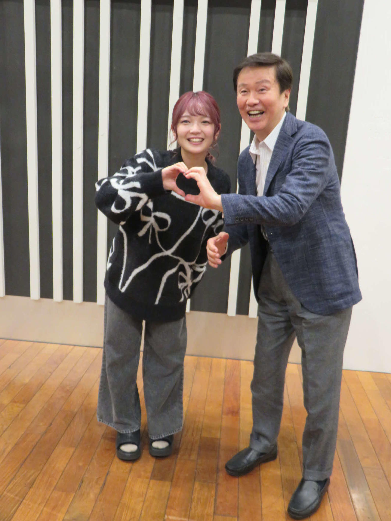 手でハートマークを一緒に作る福留光帆（左）と森田健作