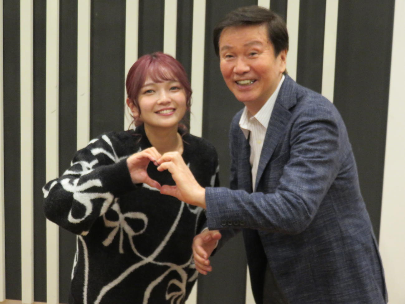 手でハートマークを一緒に作る福留光帆（左）と森田健作