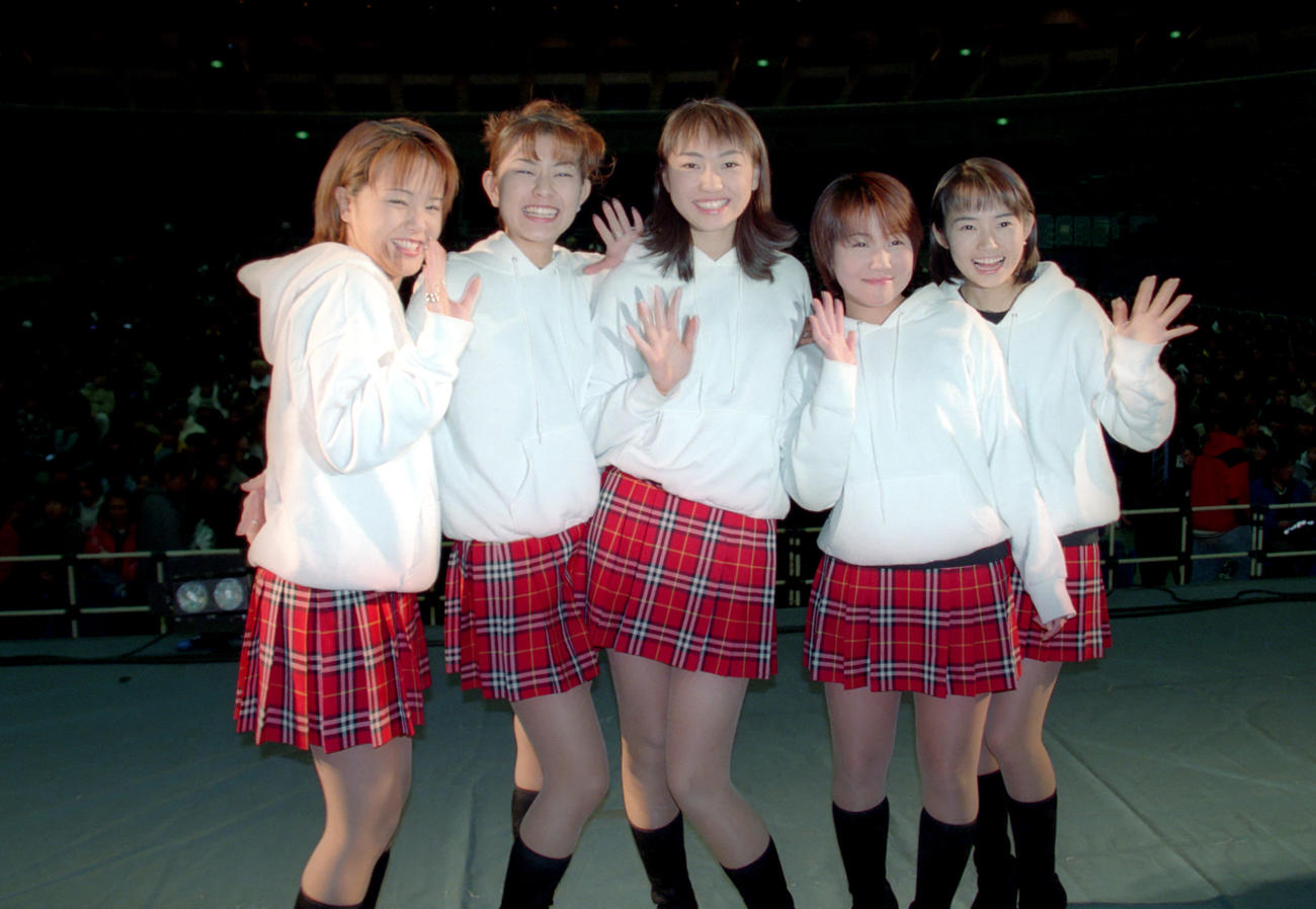 モーニング娘。メジャーデビュー記念イベント　左から中沢裕子、石黒彩、飯田圭織、福田明日香、安倍なつみ（1998年2月撮影）