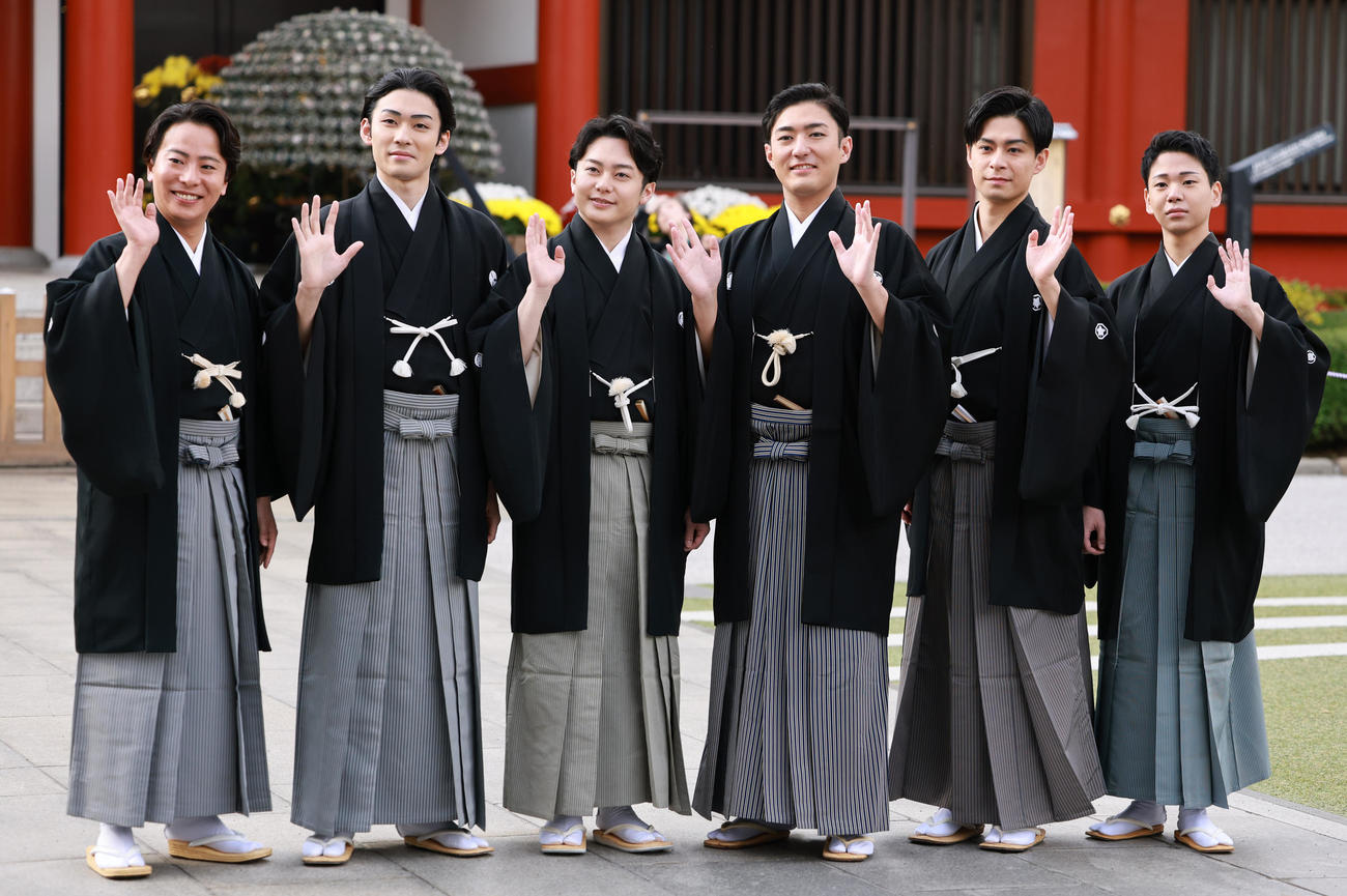 来年1月の「新春浅草歌舞伎」の成功祈願を浅草寺で行った、左から中村鶴松、市川染五郎、中村莟玉、中村橋之助、市川男寅、尾上左近（撮影・野上伸悟）