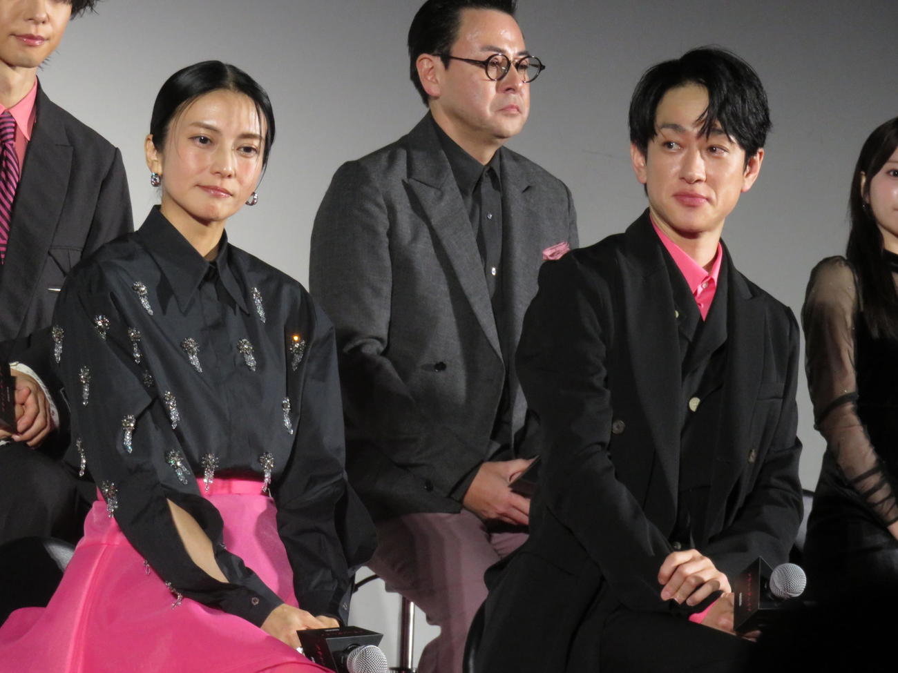 ABEMAオリジナルドラマ「スキャンダルイブ」の配信直前プレミアイベントに登壇した柴咲コウ（左）と横山裕。後ろは鈴木浩介