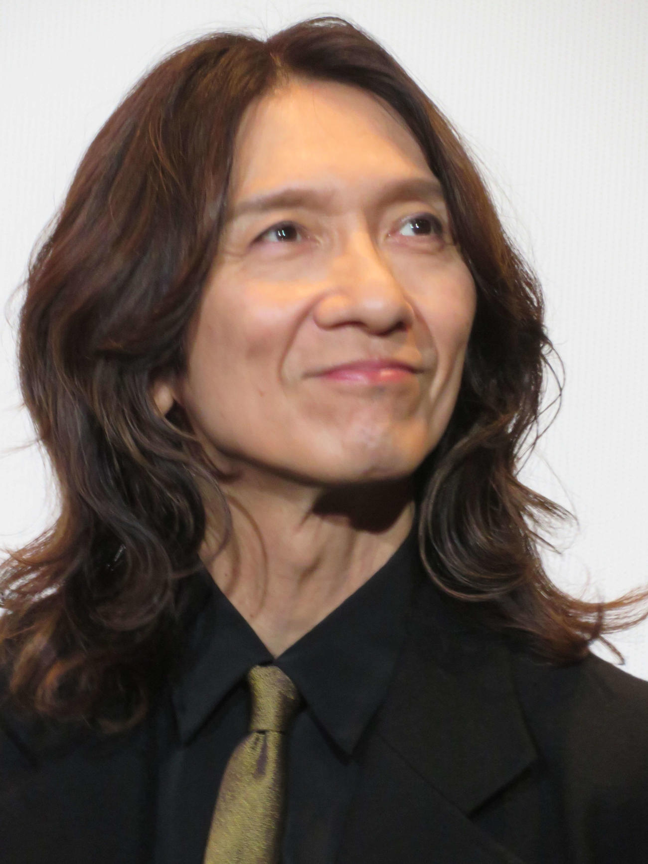 ドキュメンタリー映画「みらいのうた」の完成披露舞台あいさつを行った吉井和哉