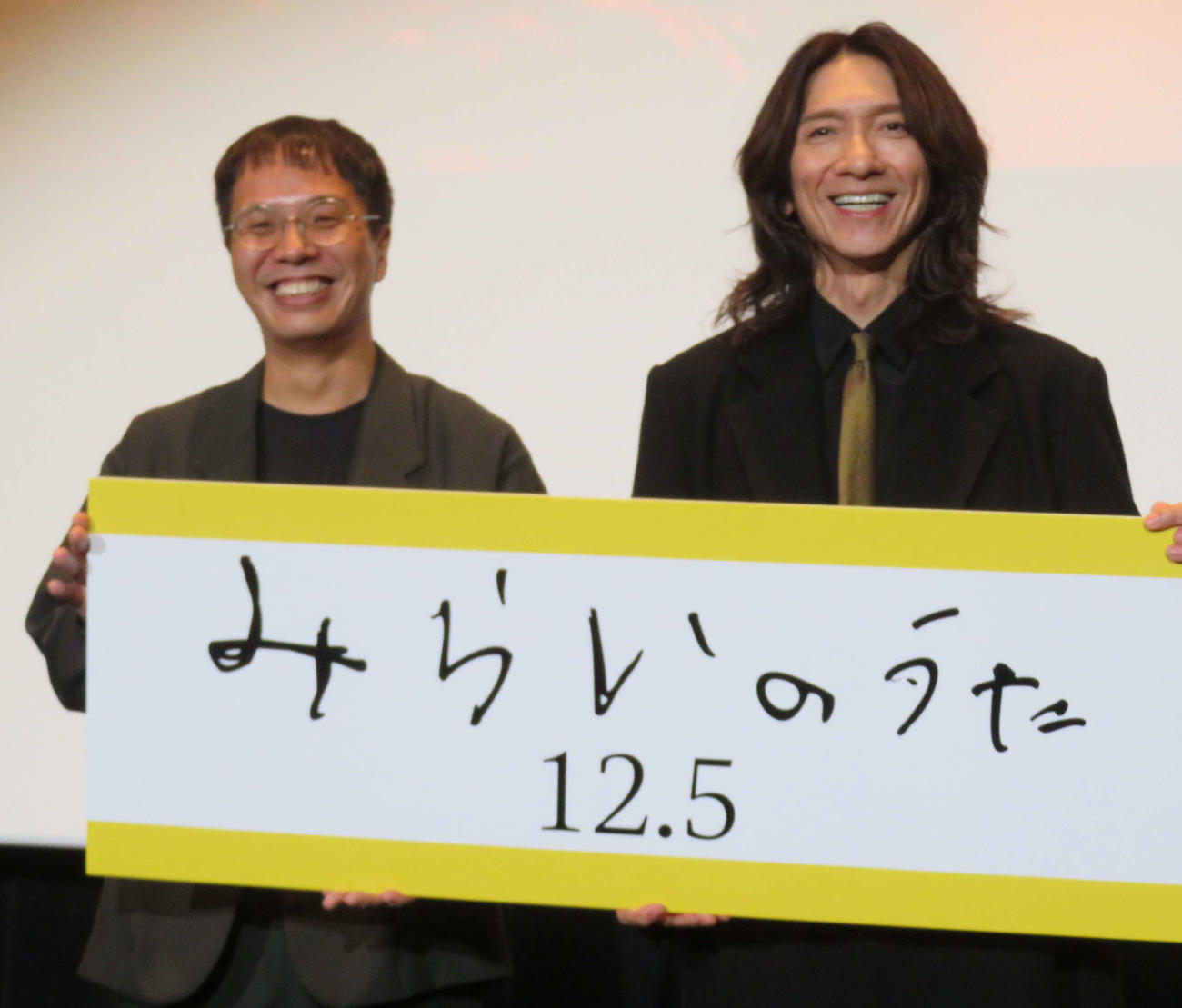 ドキュメンタリー映画「みらいのうた」の完成披露舞台あいさつを行ったエリザベス宮地監督（左）と吉井和哉
