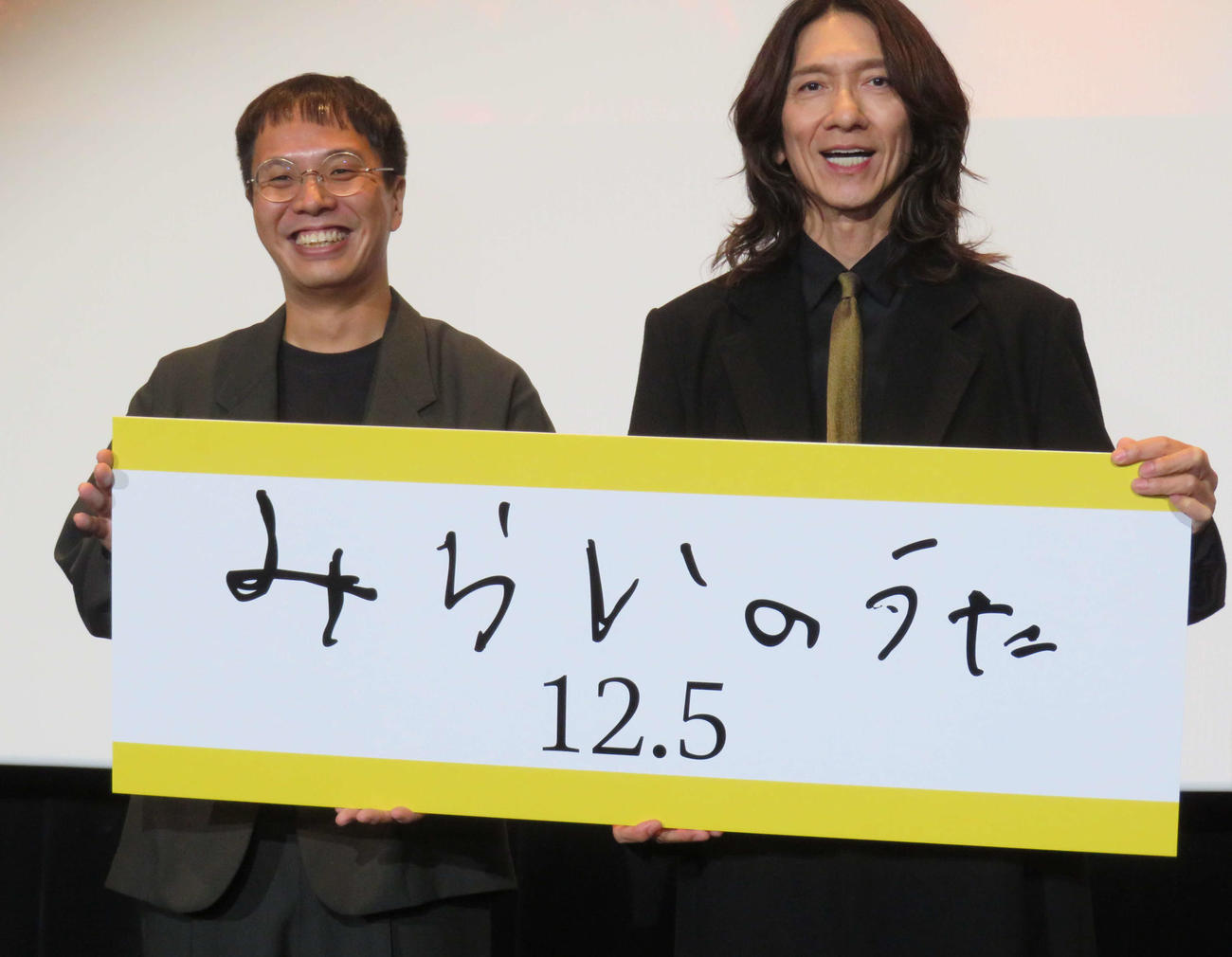 ドキュメンタリー映画「みらいのうた」の完成披露舞台あいさつを行ったエリザベス宮地監督（左）と吉井和哉