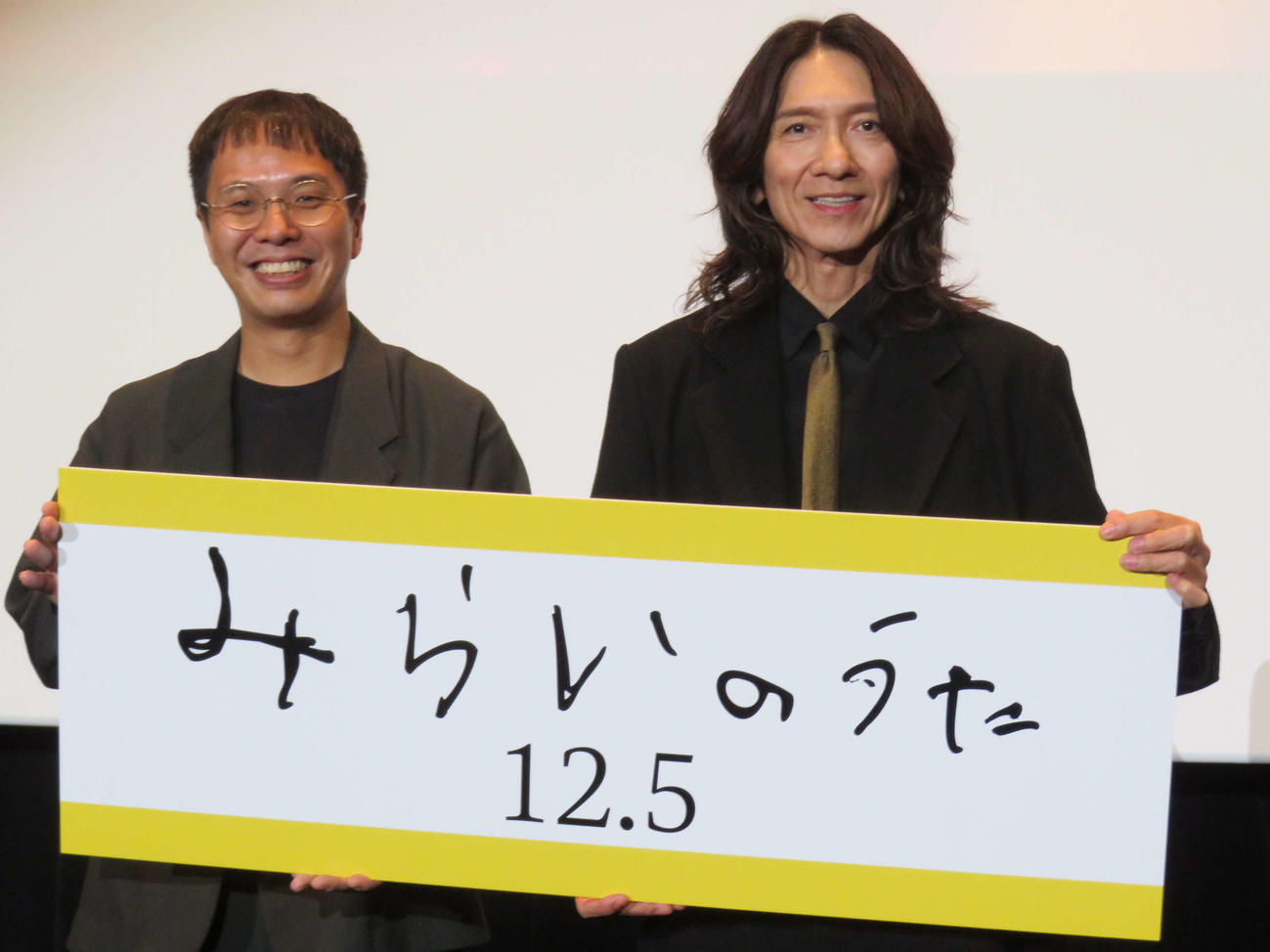 ドキュメンタリー映画「みらいのうた」の完成披露舞台あいさつを行ったエリザベス宮地監督（左）と吉井和哉