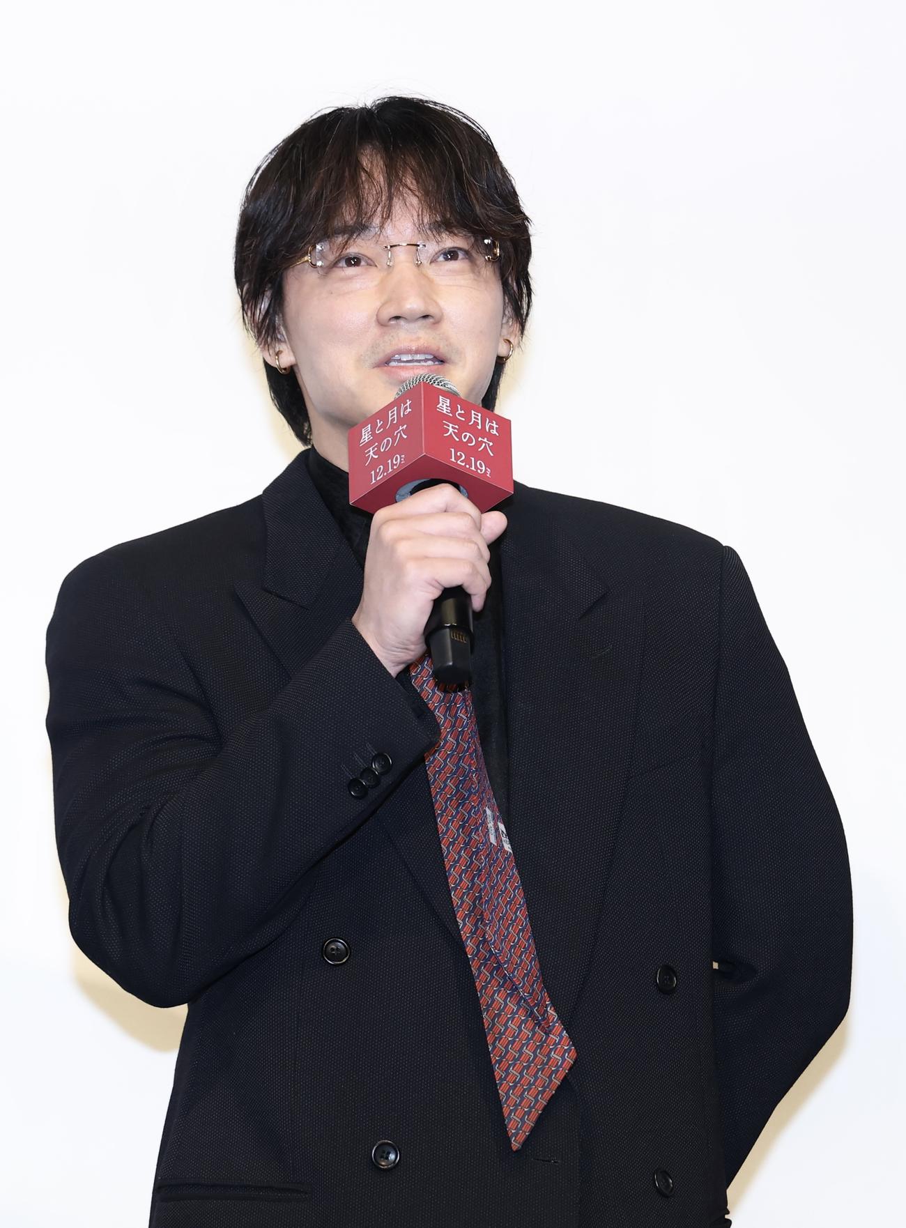 あいさつする綾野剛（撮影・河田真司）