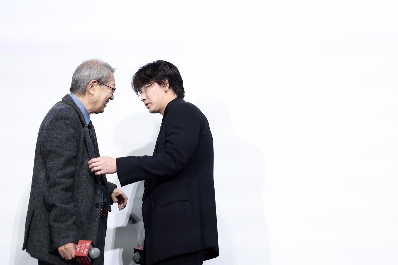 荒井晴彦監督（左）と言葉を交わす綾野剛（撮影・河田真司）
