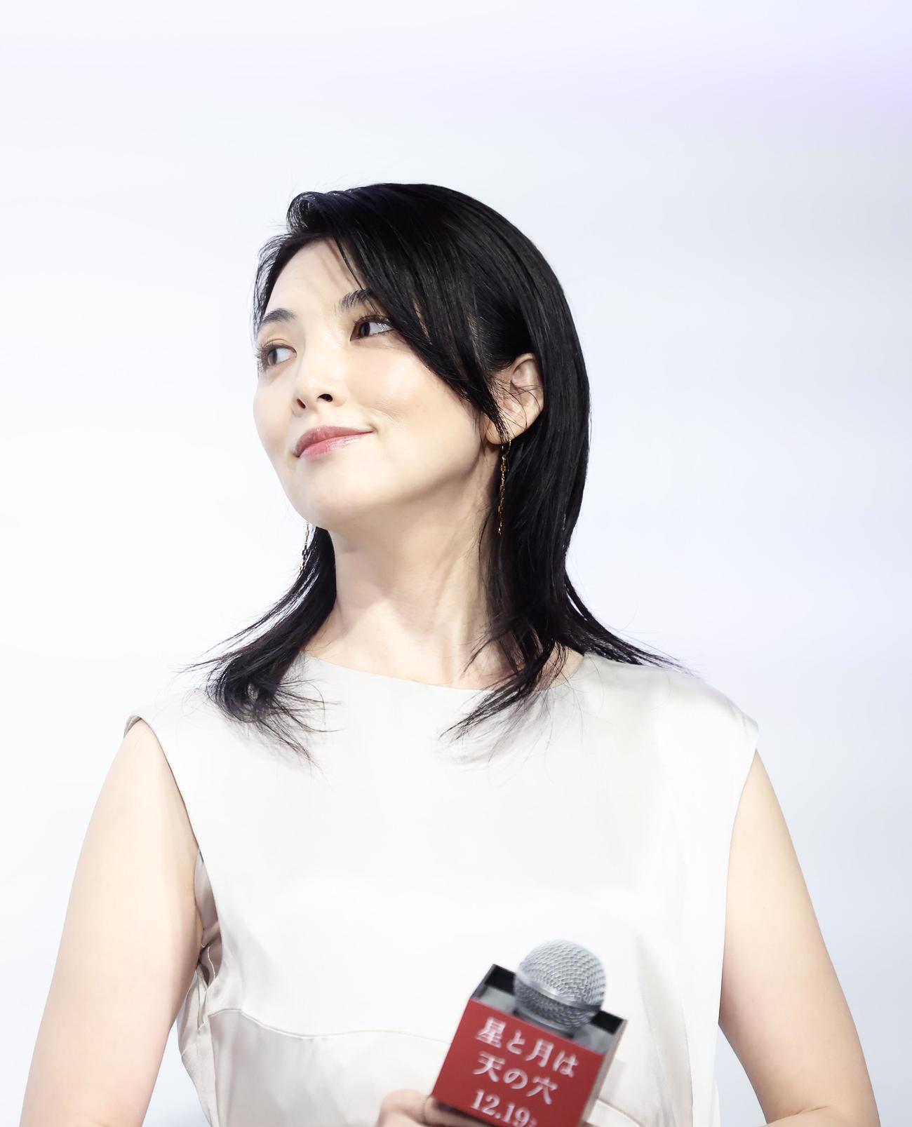 映画「星と月は天の穴」完成披露上映会のあいさつに臨む田中麗奈（撮影・河田真司）