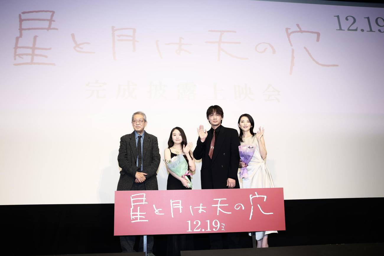 写真に納まる、左から荒井晴彦監督、咲耶、綾野剛、田中麗奈（撮影・河田真司）