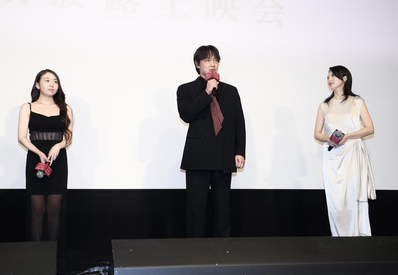 トークする、左から咲耶、綾野剛、田中麗奈（撮影・河田真司）