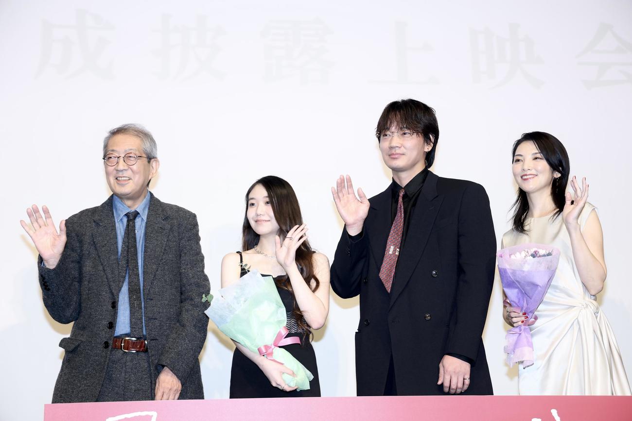 写真に納まる、左から荒井晴彦監督、咲耶、綾野剛、田中麗奈（撮影・河田真司）