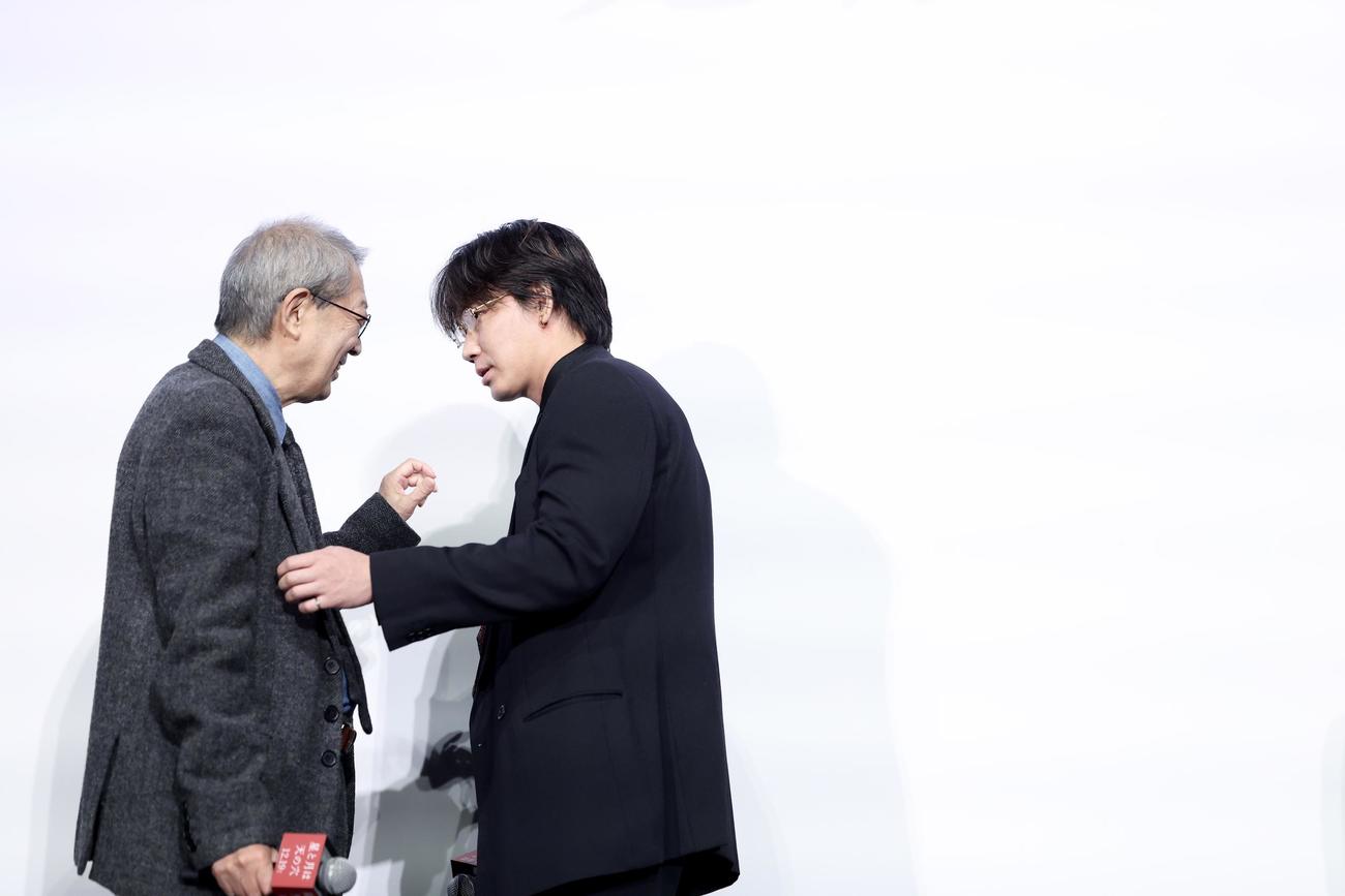 荒井晴彦監督（左）と言葉を交わす綾野剛（撮影・河田真司）