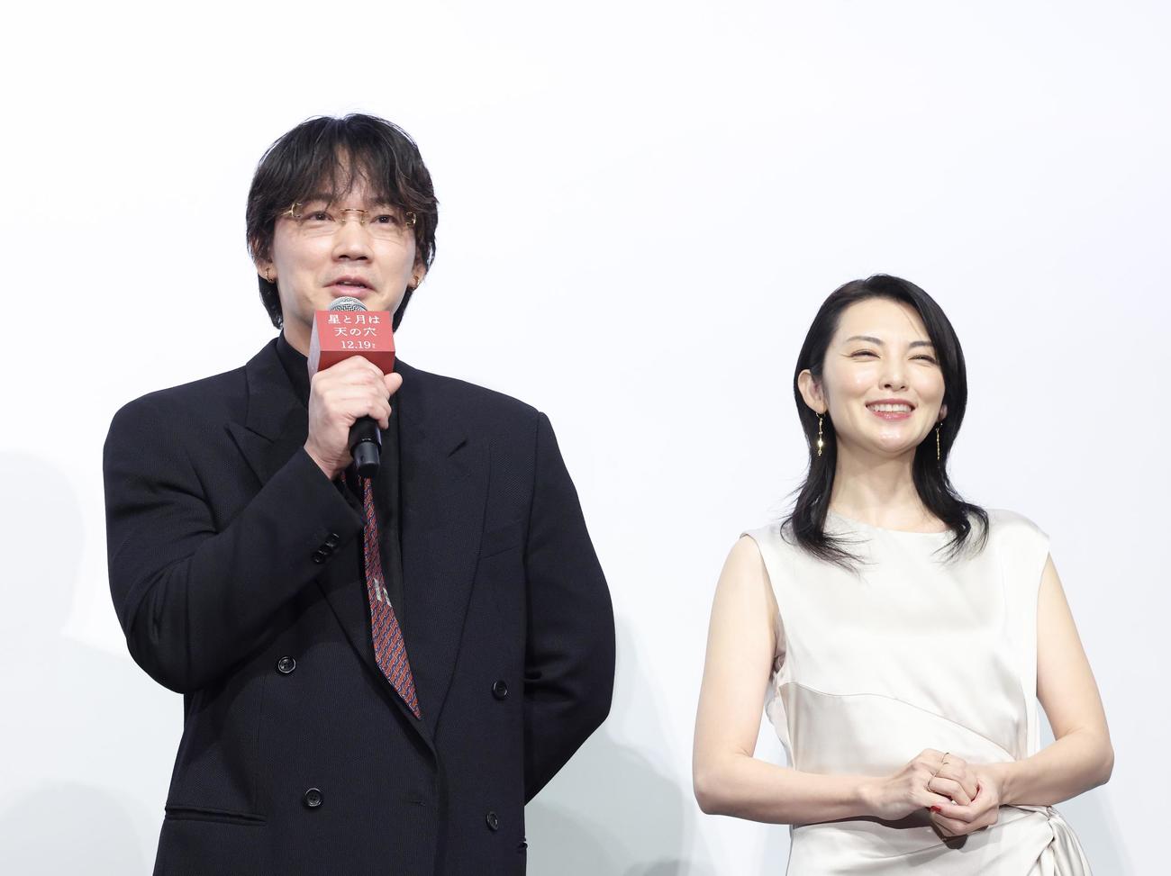 あいさつする綾野剛（左）と田中麗奈（撮影・河田真司）