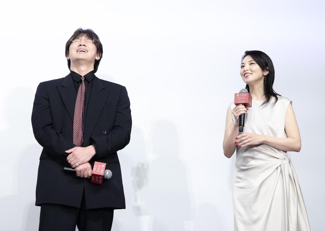 トークする綾野剛（左）と田中麗奈（撮影・河田真司）