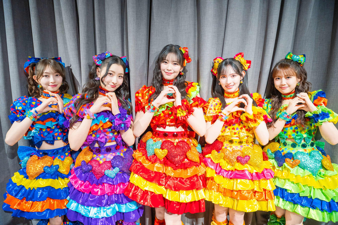 新宿歌舞伎町タワー前でフリーライブを行った超ときめき♡宣伝部