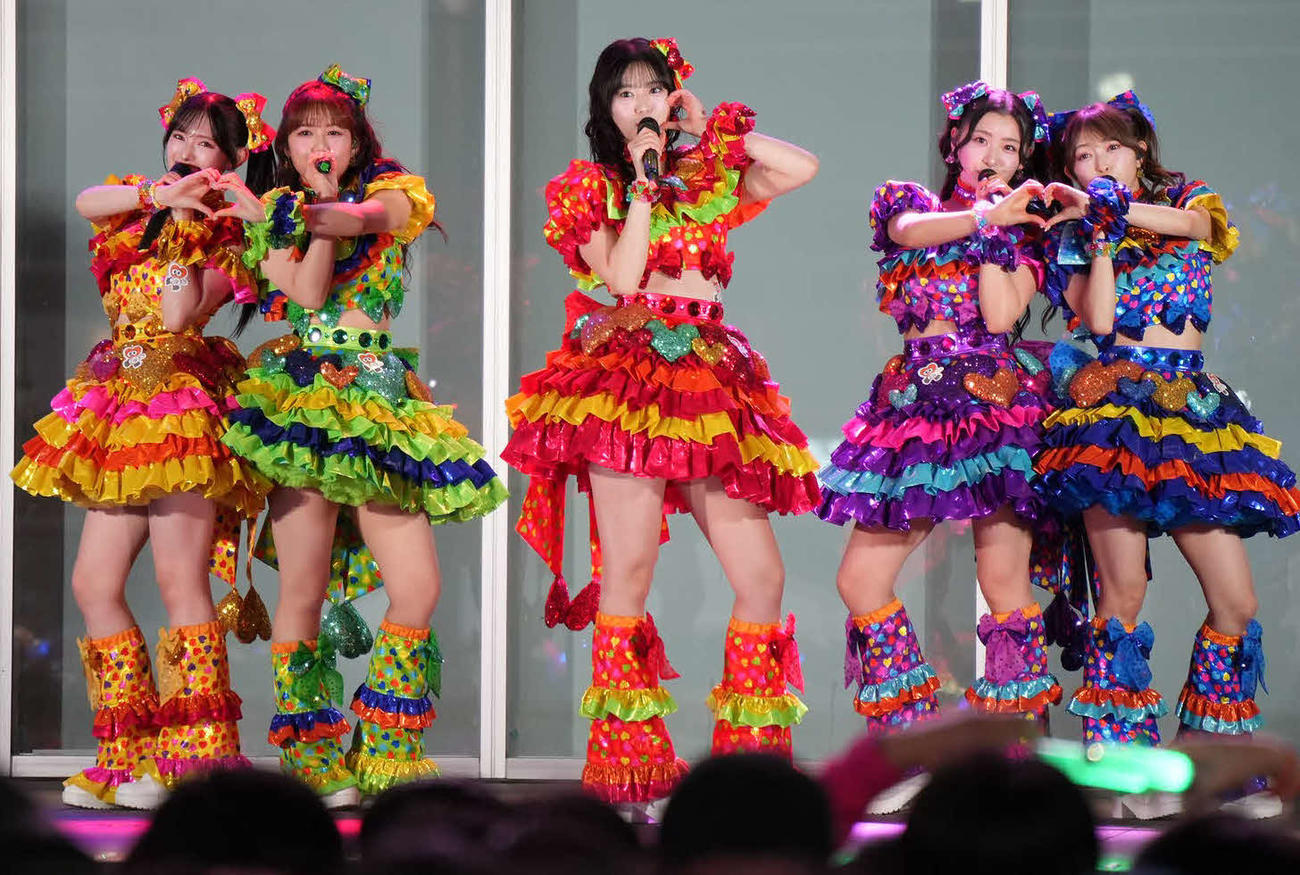 新宿歌舞伎町タワー前でフリーライブを行った超ときめき♡宣伝部