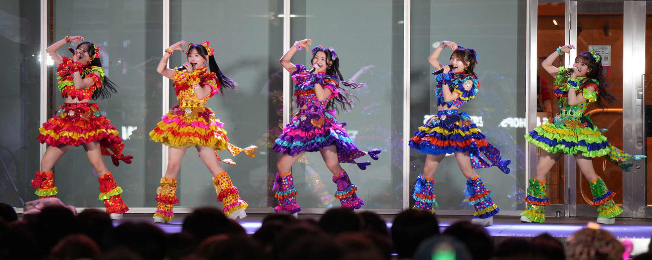 新宿歌舞伎町タワー前でフリーライブを行った超ときめき♡宣伝部