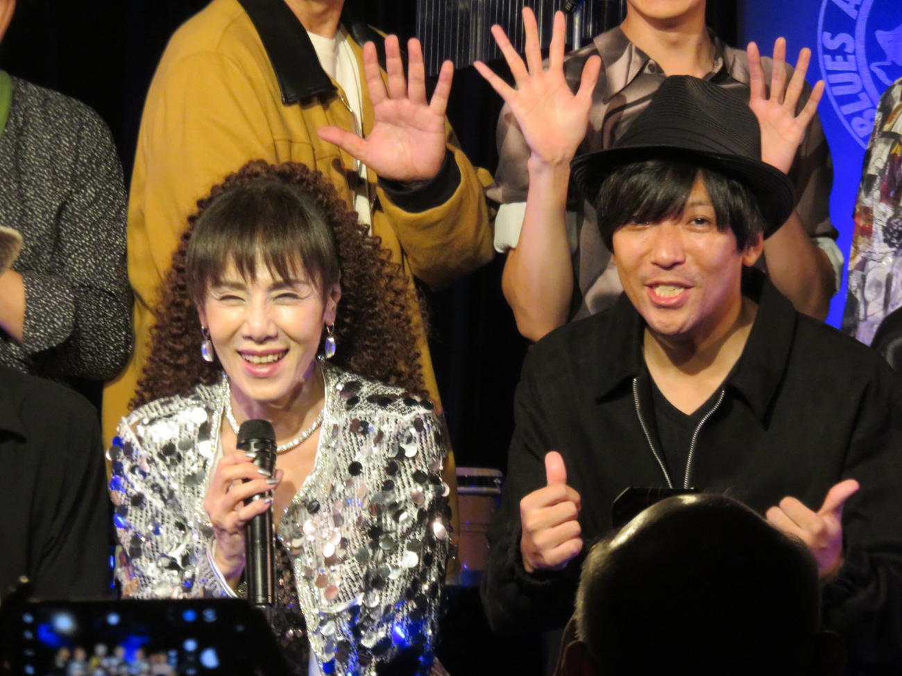 新曲「Never Did I Stop Loving You」のリリースライブを開いた未唯mie（左）とT－GROOVE